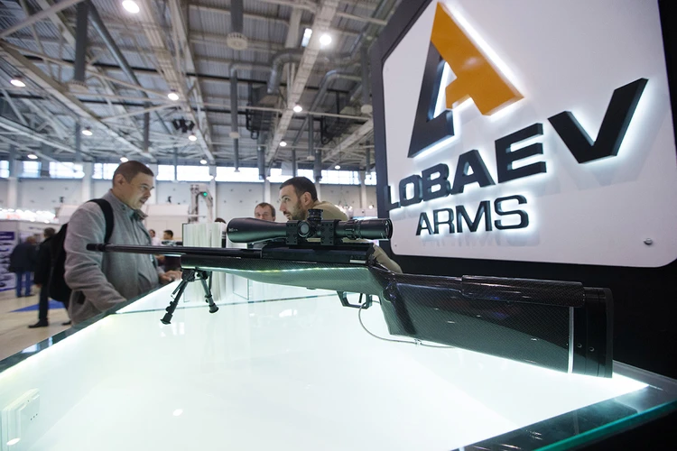Сверхдальнобойная снайперская винтовка Лобаева СВЛК-14С ("Сумрак") на Международной выставке. Фото: Дмитрий Серебряков/ТАСС