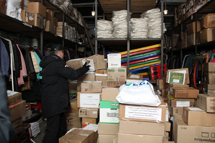 В зону СВО отправляются теплые вещи и продукты: на каждой коробке написано, от кого она и кому предназначена. Фото: op.nso.ru