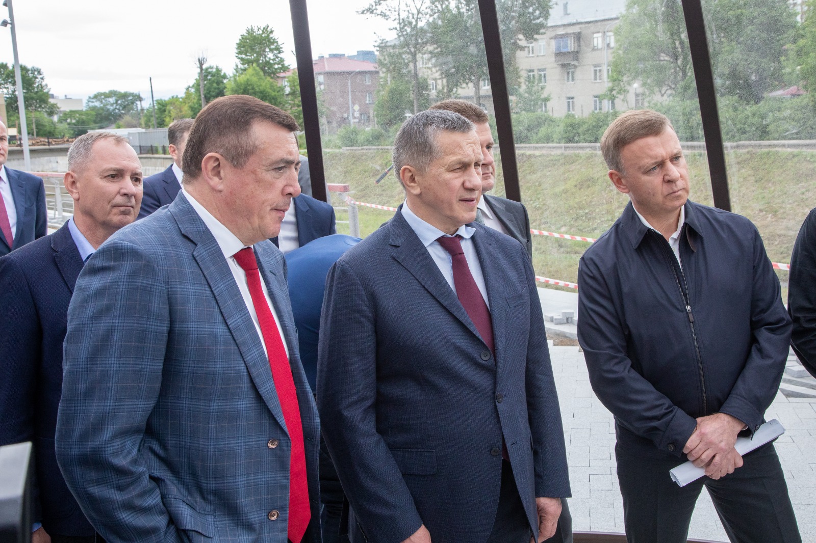 Заместитель Председателя Правительства РФ – полномочный представитель Президента РФ в ДФО Юрий Трутнев и губернатор Сахалинской области Валерий Лимаренко проверили ход строительных работ. Фото: пресс-служба правительства Сахалинской области