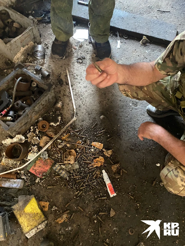 Под ногами россыпи патронов и стреляных гильз. Даже за эту хибару воевали…