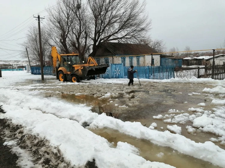 В некоторых районах Башкирии после первых дождей талыми водами затопило улицы населенных пунктов. Фото: глава администрации Хайбуллинского района РБ//t.me/SharipovRD