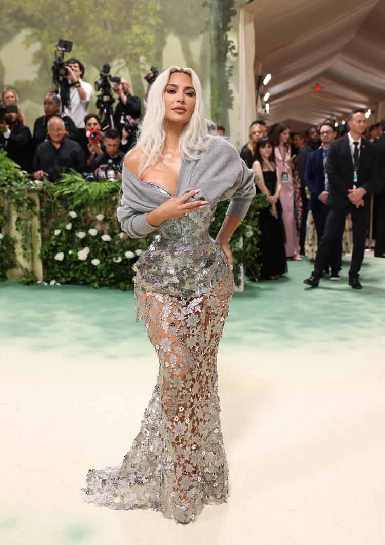 Самые яркие образы Met Gala 2024: Доджа Кэт — в полотенце, Шарапова — в  «капусте», Кардашьян — в экстремально узком корсете - KP.RU