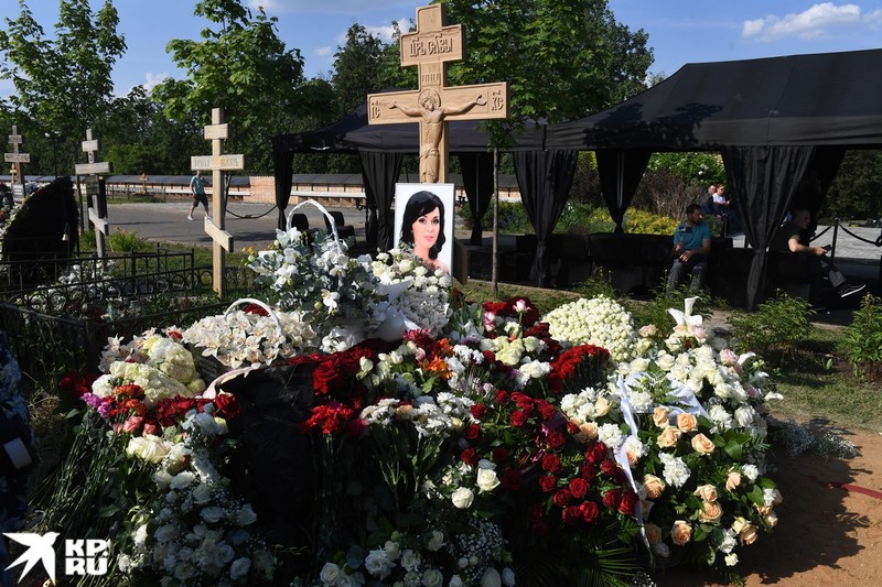 Петр Чернышев прервал молчание на могиле Анастасии Заворотнюк: опустился на  колени, заплакал и поцеловал крест - KP.RU