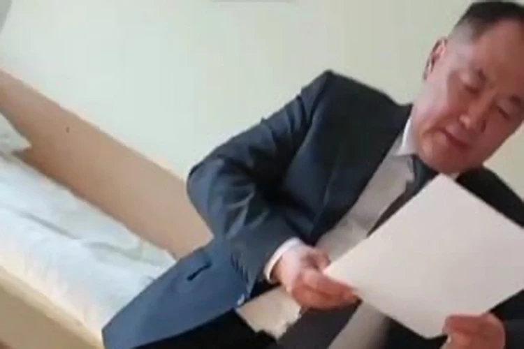 Бывший глава Тувы, депутат Госдумы Шолбан Кара-оол пришел в палату Айзы в больнице имени Сеченова Фото: кадр с видео