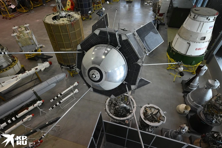 На переднем плане – научно-исследовательский космический аппарат «ДС-У2-А»; внизу – габаритно-тепловой макет космического аппарата дистанционного зондирования Земли «Монитор-Э», динамический макет космического аппарата геодезического обеспечения «Муссон», height=100% width=100%