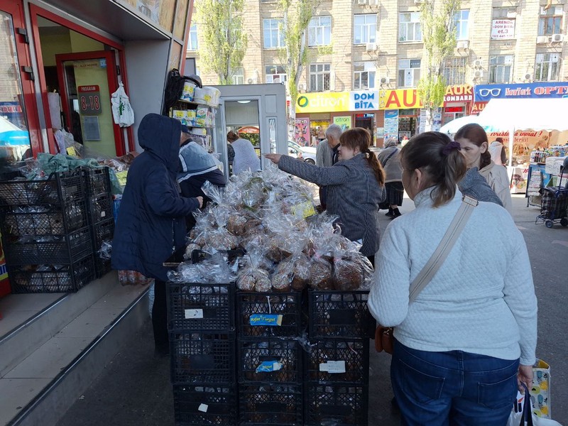 Хорошо продаются пасхальные куличи.