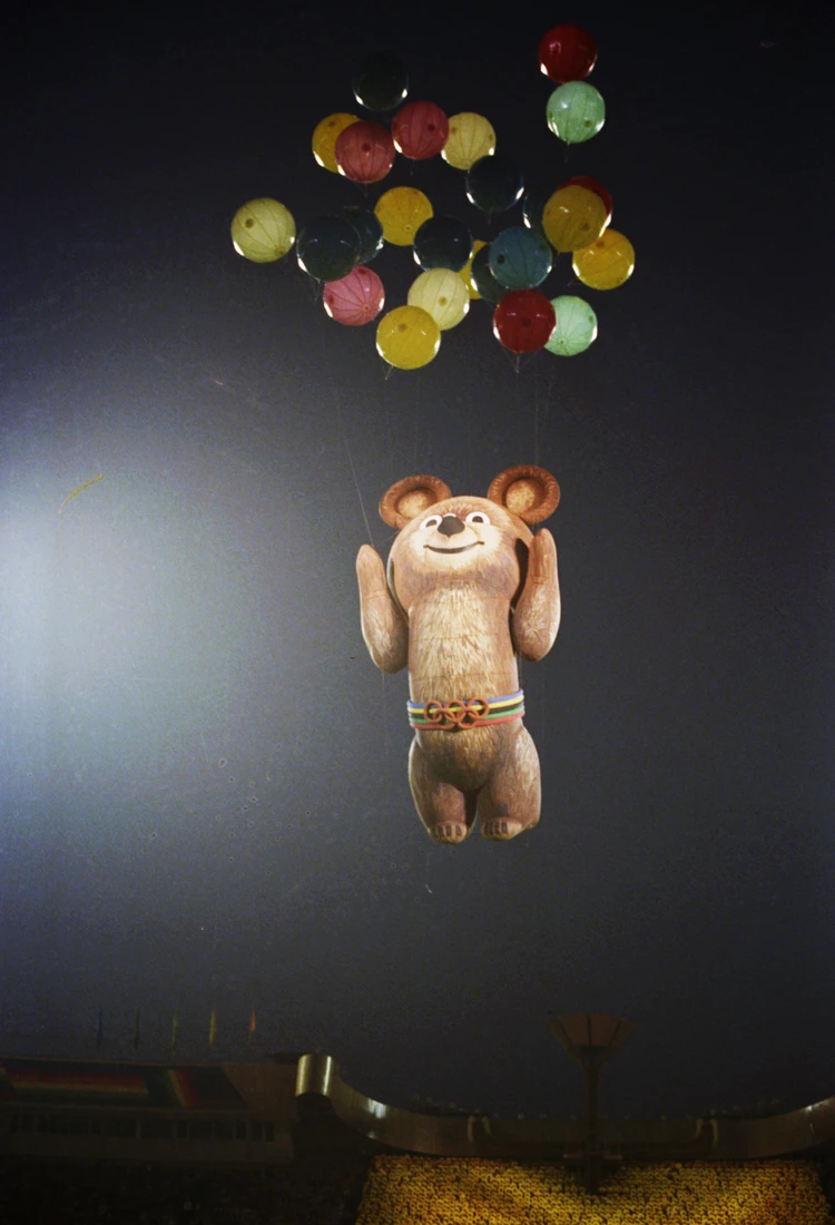 Запускать талисман в небо на закрытии боялись. Фото: Сергей Метелица/ТАСС.