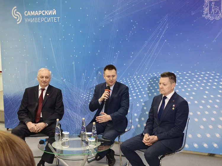 Олег Кононенко нечасто приезжает в Самару, но каждый его визит вызывает огромный интерес у студентов, представителей науки и журналистов. height=100% width=100%