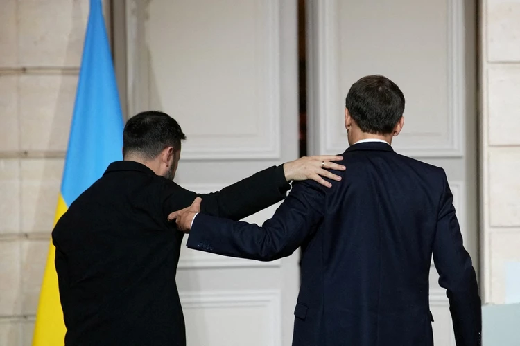 В Лондоне его ждут подельники