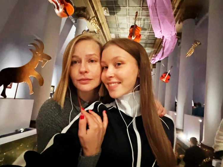 Юлия и Анна Пересильд на выставке Марка Шагала.