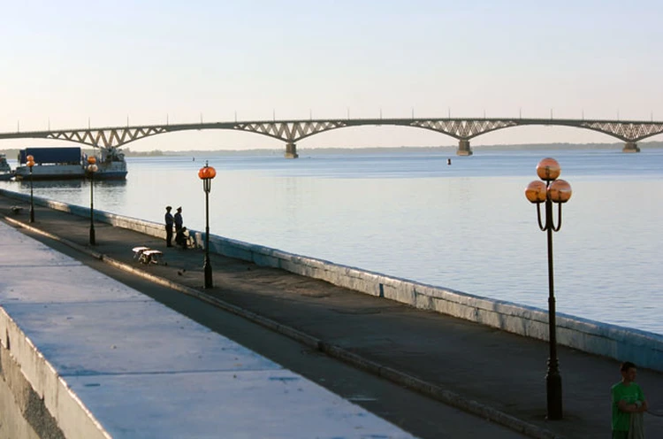 В каком году построили саратовский мост