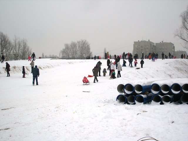 Теперь каждые выходные на горке собирается множество людей: родители с детьми, бабушки с внуками.