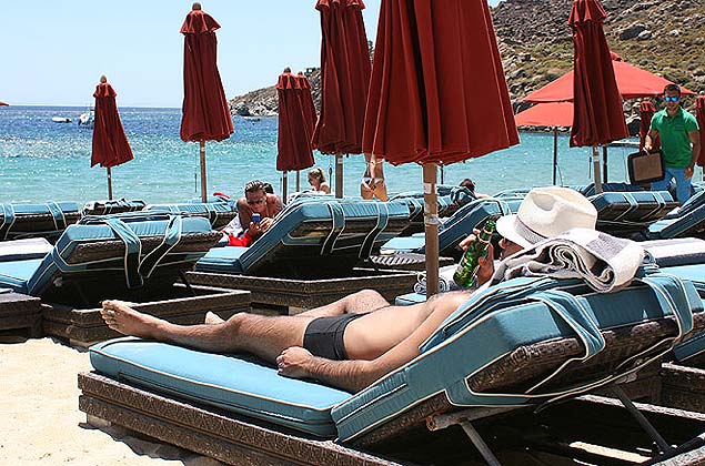 На пляже с прохладным коктейлем кризис не ощущается.