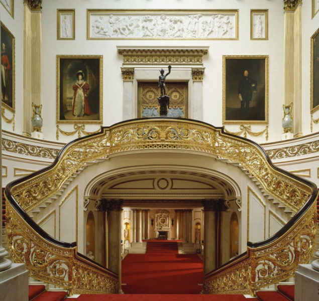 Парадная лестница ведет из Большого зала на верхние ярусы дворца