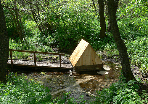 Вода в роднике необычная.