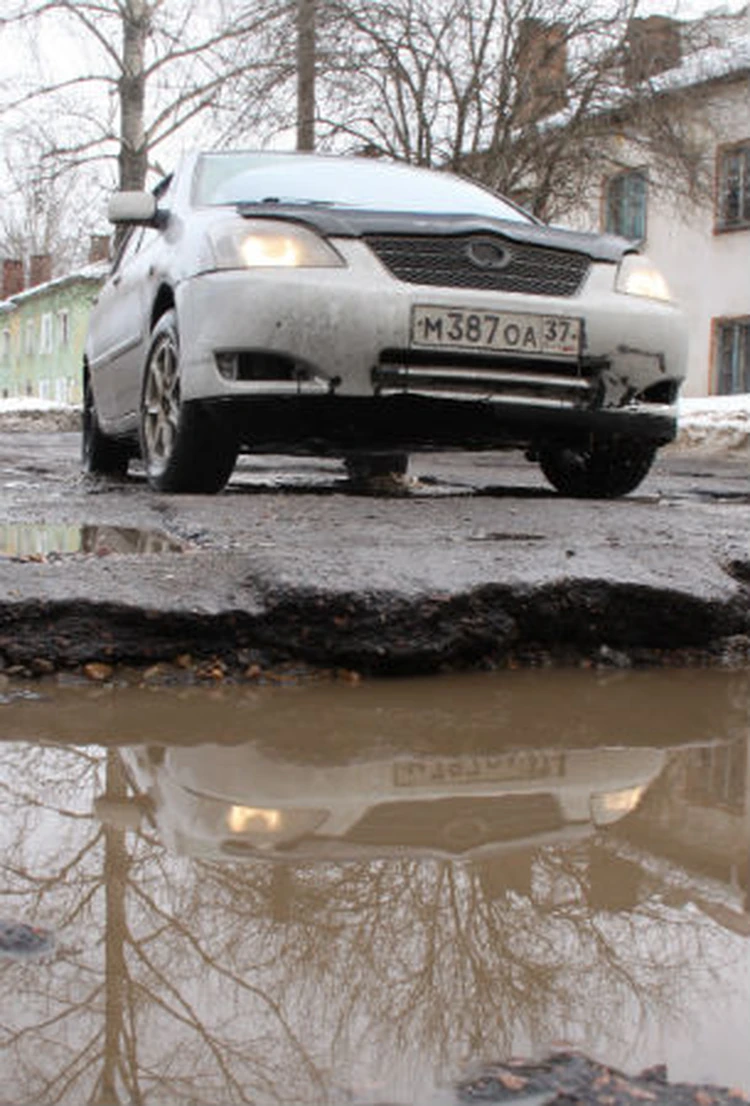 На самой разбитой улице Петербурга устроят гонки с ведром воды на капоте -  KP.RU