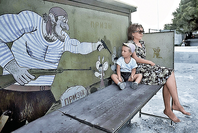 Вам кажется, это всего лишь безобидная картинка из мультика? А вот и нет: типичный урок агрессивности, получаемый с детства.