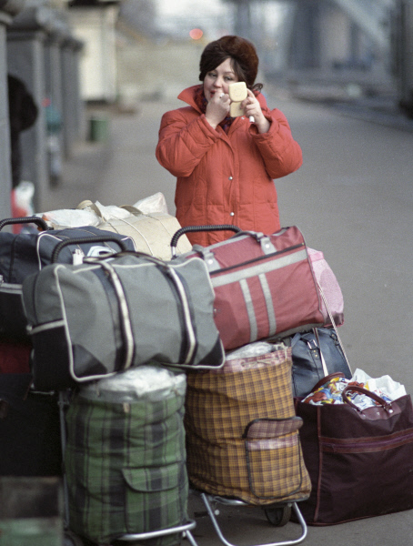 Минск, 1992 год. Женщина в болоневой куртке.
