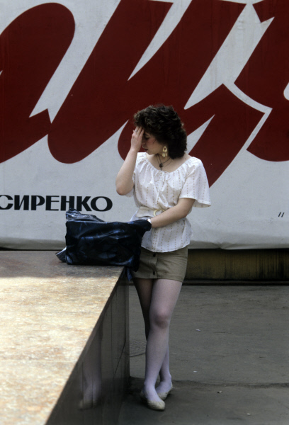 Девушка на Арбате в Москве, 1990 год.