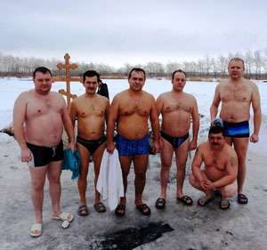 Сотрудники компании не прочь в Крещение окунуться в прорубь.