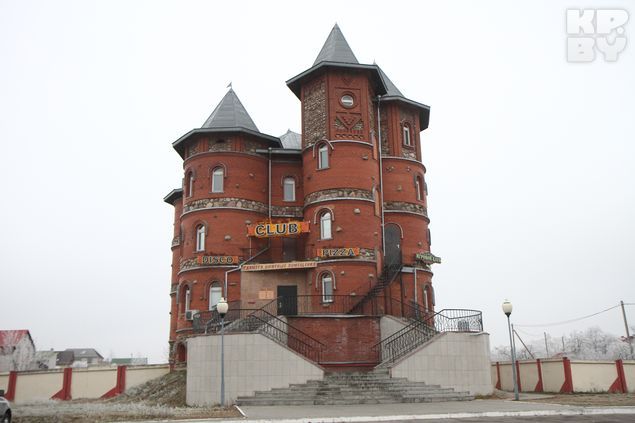 В таком вот замке находится диско-клуб, пиццерия и игровые автоматы.