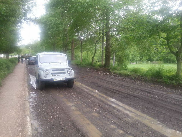 Машины еле едут по такой грязи. Фото: Олег Крючков