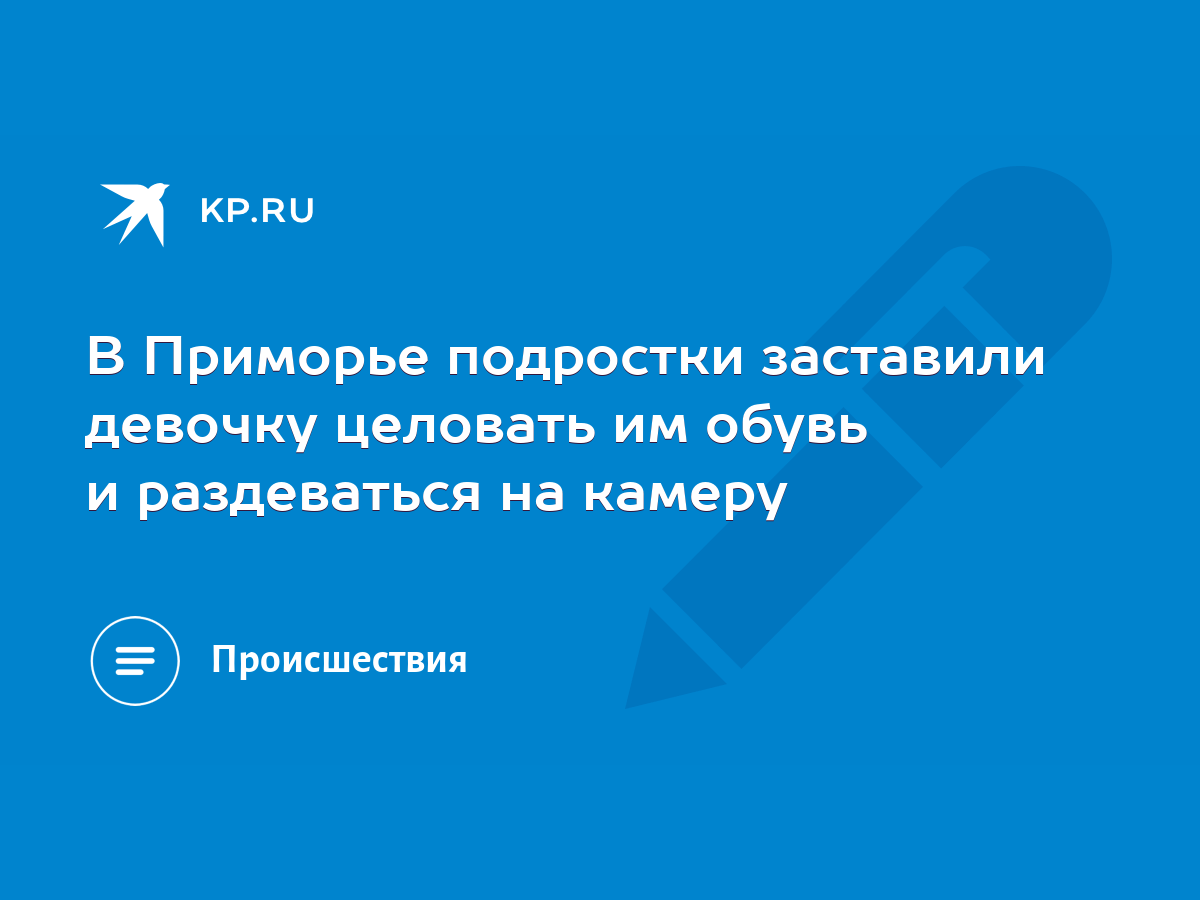 Парень раздевает и страстно целует любимую в кровати