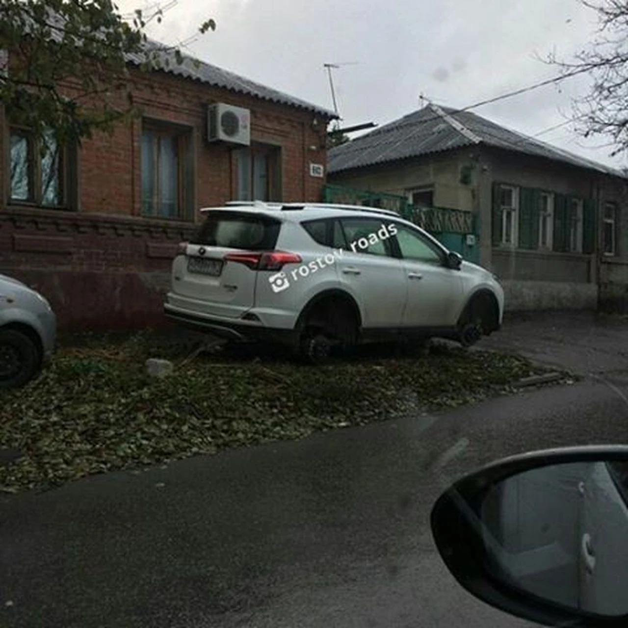 В Ростове каждую ночь воры снимают колеса с автомобилей - KP.RU