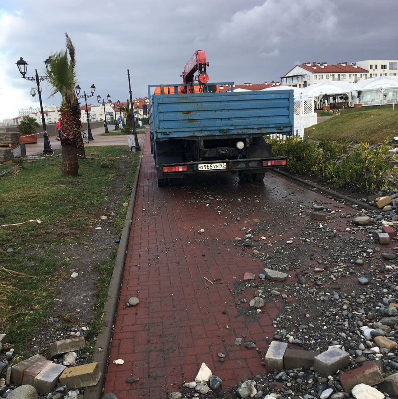 В Сочи четырехметровые волны разрушили набережную Олимпийского парка - KP.RU