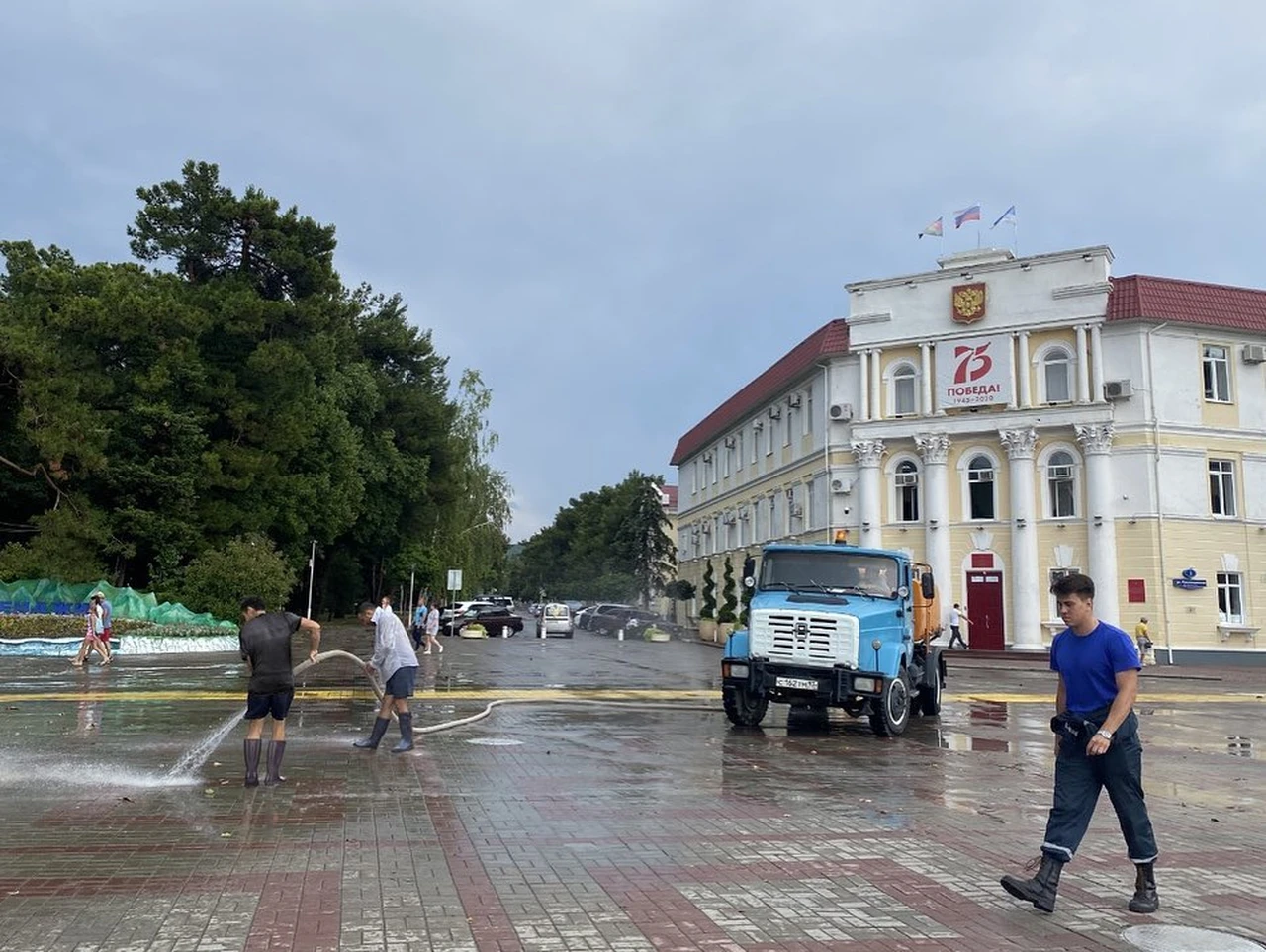 Потоки сбивали с ног»: В Геленджике ливень превратил улицы в бурные реки -  KP.RU